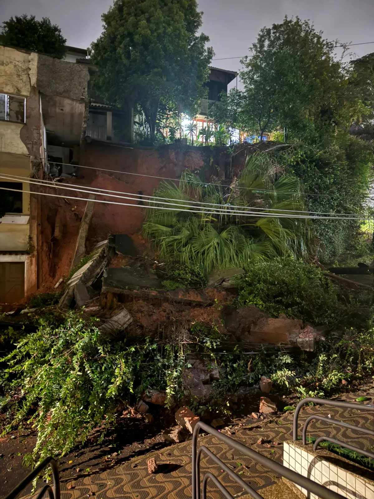 'Só deu tempo de sair com a família', casa é atingida por deslizamento no Bairro Bom Pastor