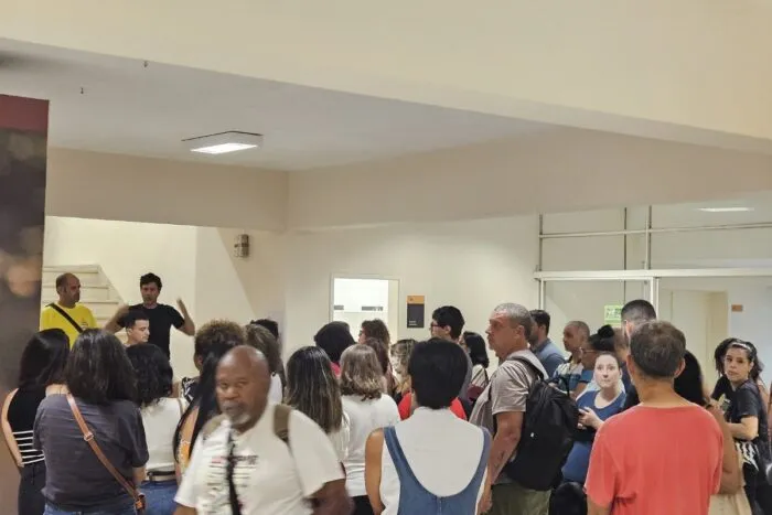 TAEs da UFJF deliberam greve e ocupam reitoria