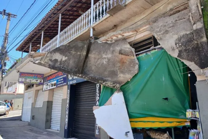 Marquise desaba na Zona Norte de Juiz de Fora 2 Marquise cai na Zona Norte de Juiz de Fora