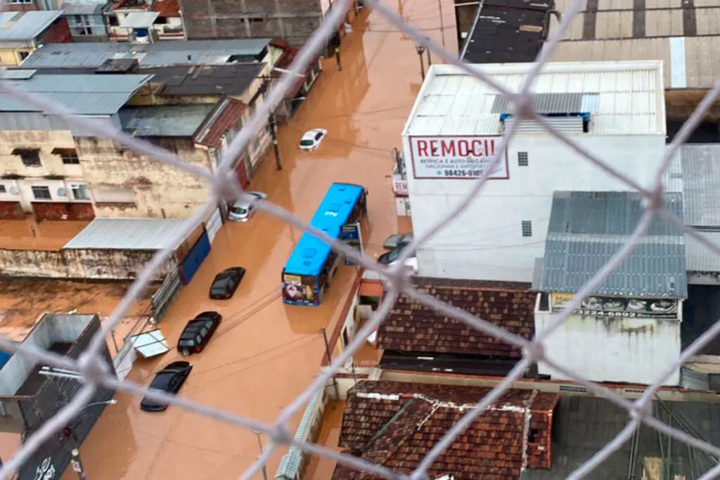 86% dos ônibus param de circular após chuvas; veja as linhas que permanecem 1 onibus chuva contribuicao leitor