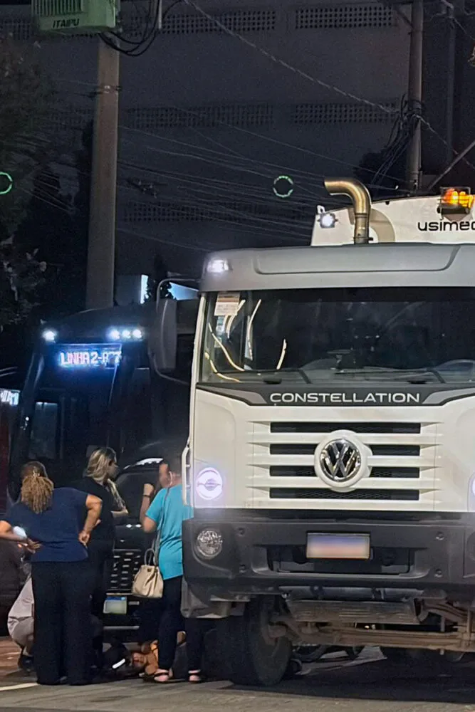 Acidente entre motocicleta, carro e caminhão deixa jovem ferida na Avenida Itamar Franco