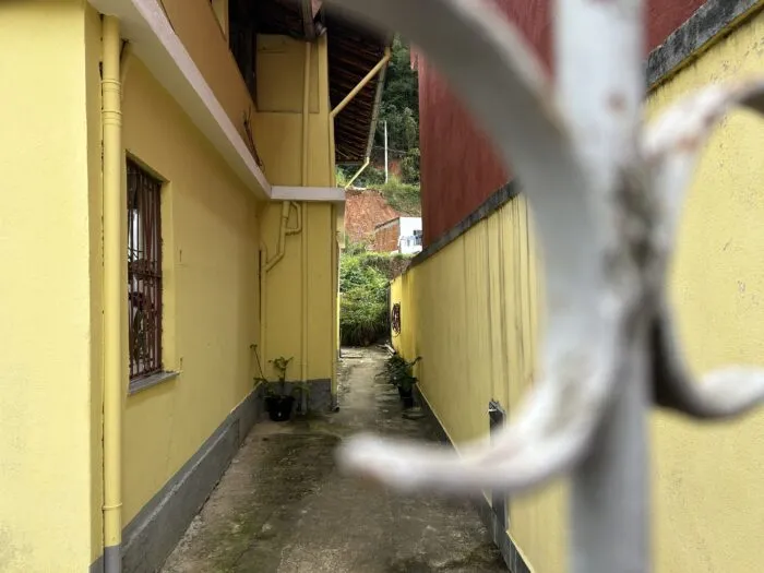 'Descaso': moradores de rua evacuada no São Pedro cobram assistência após deslizamento 4 Av Pedro H Krambeck 08 Bernardo M.JPG