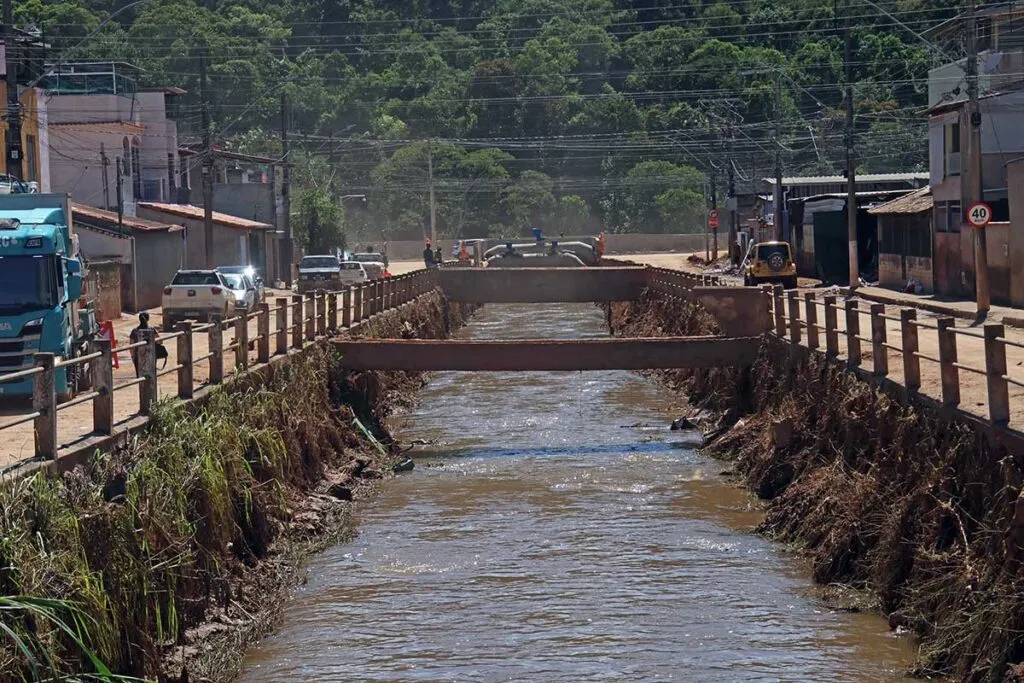 Prefeita promete obras após chuvas e diz que áreas alagadas “não terão mais água dentro de casa”