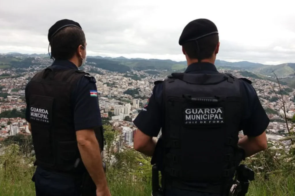 Prefeitura de Juiz de Fora contrata segurança privada armada para reforçar, sob coordenação da Guarda Municipal, a vigilância 24 horas nos abrigos temporários.