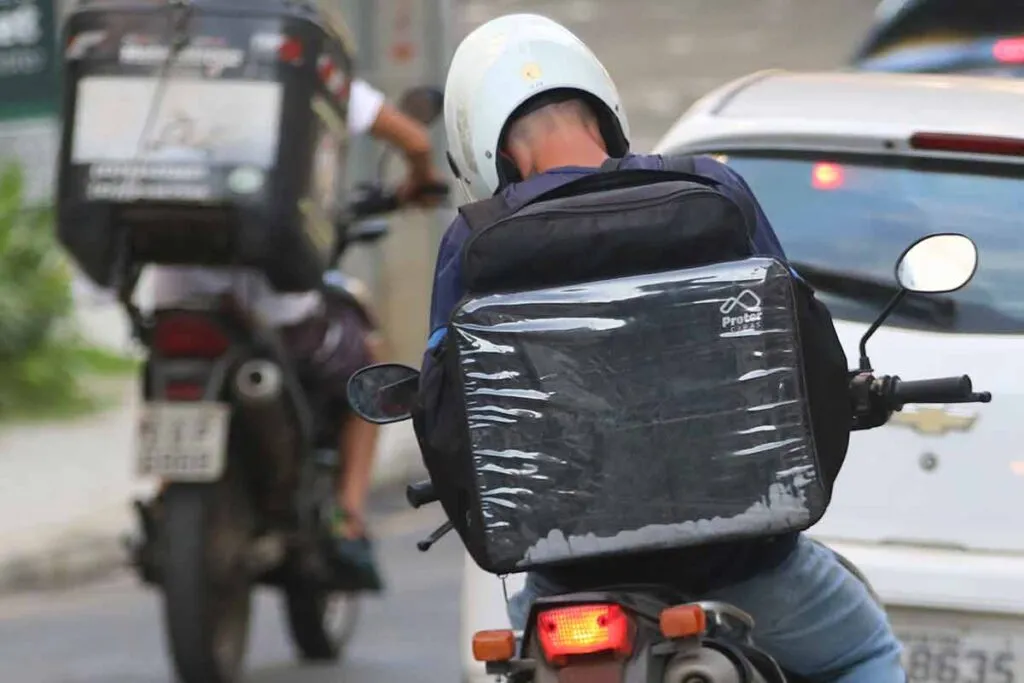 Empresa é condenada a indenizar e pagar pensão a motoboy acidentado durante entrega