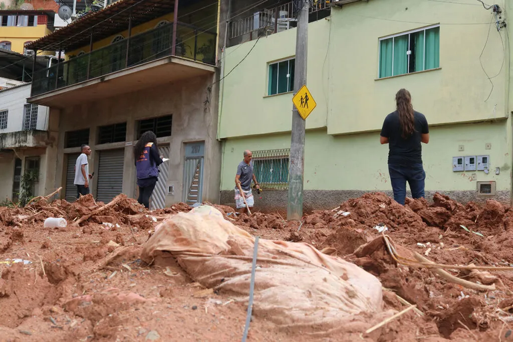 Juiz-foranos recebem alertas sobre riscos em bairros neste sábado