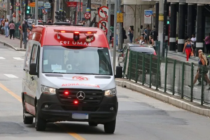 Quando a cidade atrasa o socorro: como a infraestrutura urbana afeta ambulâncias em JF 1 ambulancia samu couri