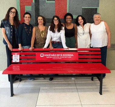 banco vermelho 2 Cadija Costa 230326 Giglia com corte