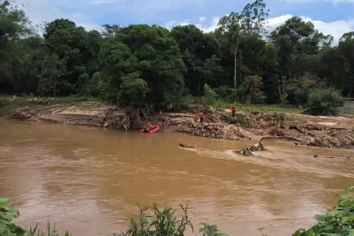 Corpo é resgatado pelos bombeiros no Rio Paraibuna