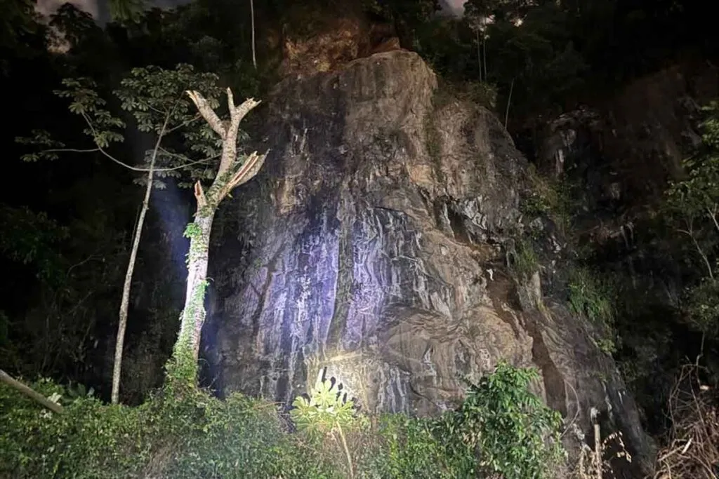 Queda de blocos rochosos de estrutura de 40 metros atinge condomínio na Olegário Maciel em Juiz de Fora