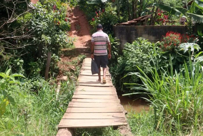 Buracos, erosão e ponte torta em travessia preocupam moradores do Igrejinha