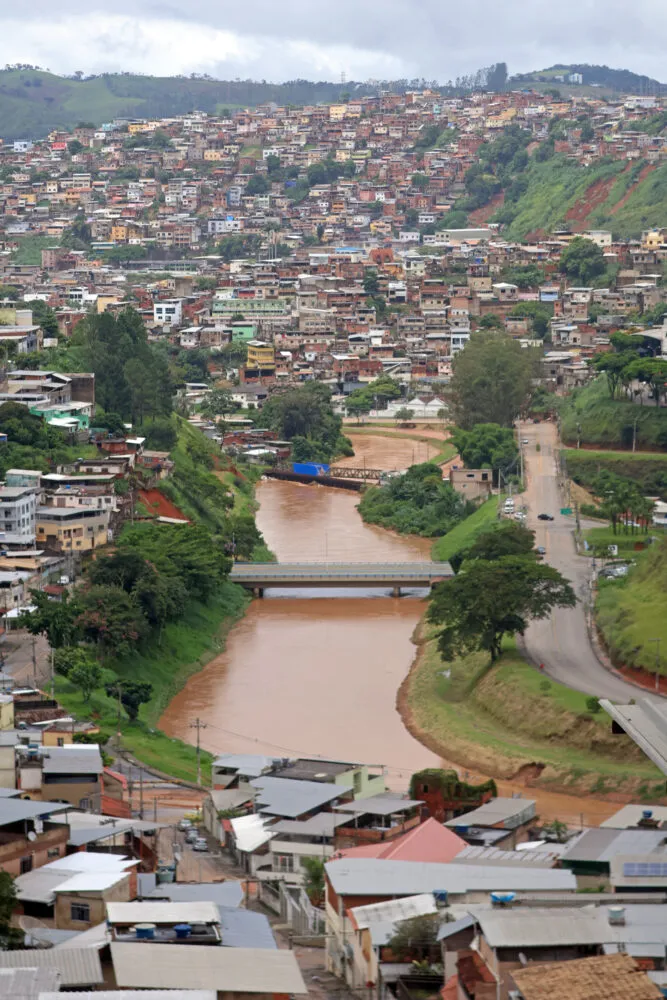 O que precisa ser feito em Juiz de Fora para reduzir riscos de desastres? Veja o que dizem especialistas 7 BIOSFERA RIO PARAIBUNA E FURTADO DE MENEZES VISTO DO PARQUE BURNIER LEONARDO COSTA
