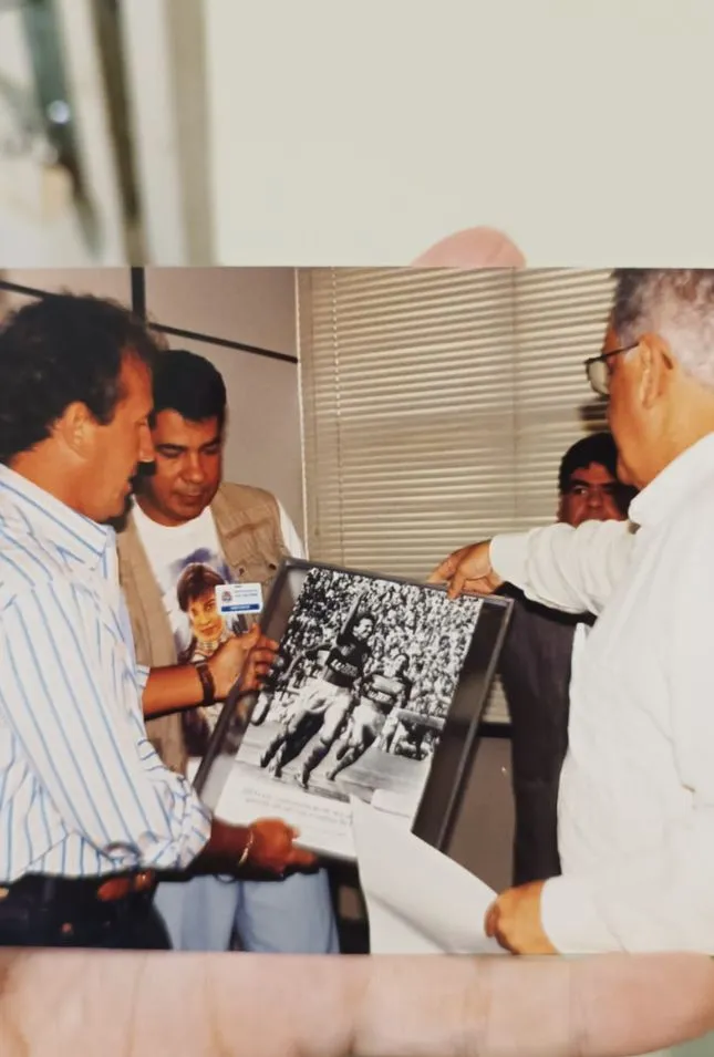 ZICO AUTOGRAFANDO - ARQUIVO FAMÍLIA