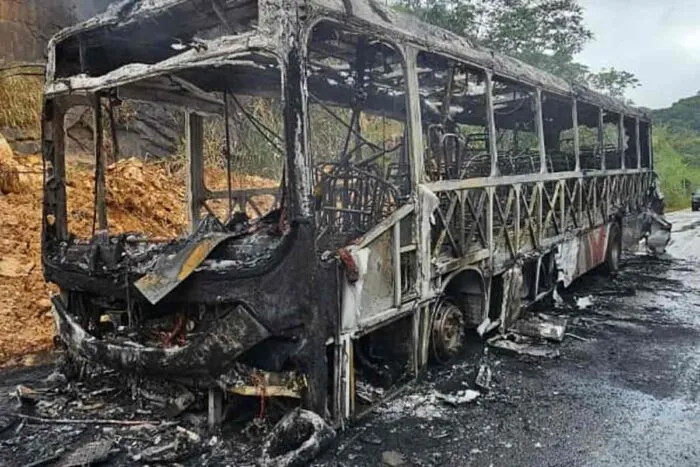 VÍDEO: Ônibus pega fogo e interdita parcialmente avenida em Juiz de Fora 1 ônibus pega fogo