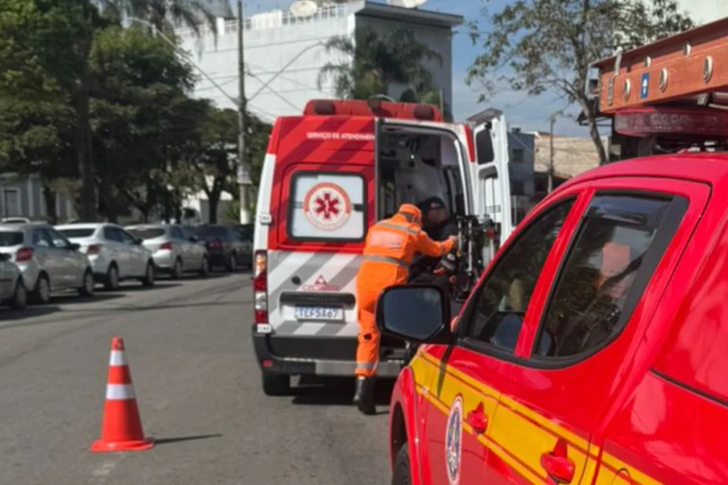 Homem fica gravemente ferido após ser atropelado por trem em Juiz de Fora 2 Homem de cerca de 20 anos foi atropelado por trem no Bairro Mariano Procópio em Juiz de Fora e levado ao HPS em estado grave nesta quarta-feira.