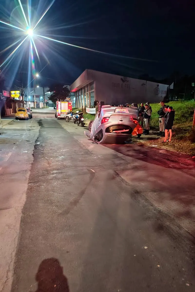 Motorista-embriagado-capota-carro-(1)---Corpo-de-Bombeiros-Divulgação