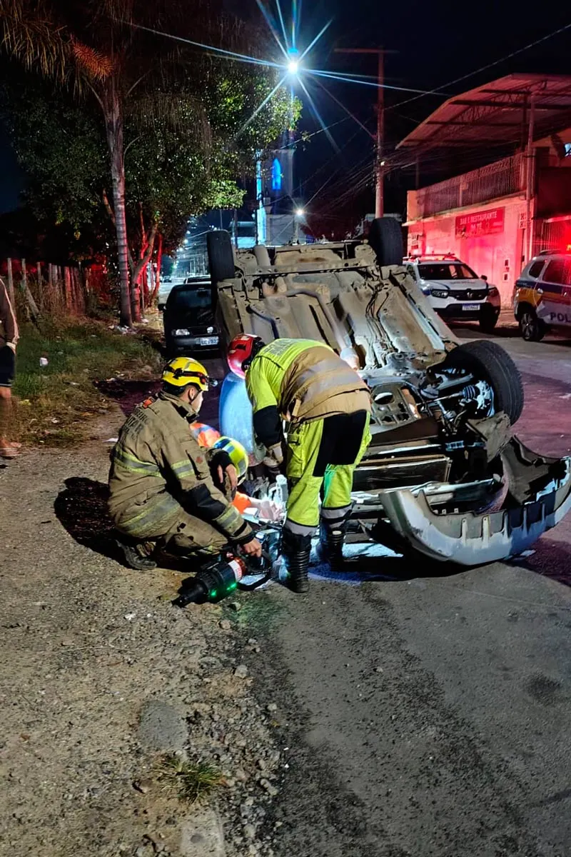 Motorista-embriagado-capota-carro-(2)---Corpo-de-Bombeiros-Divulgação