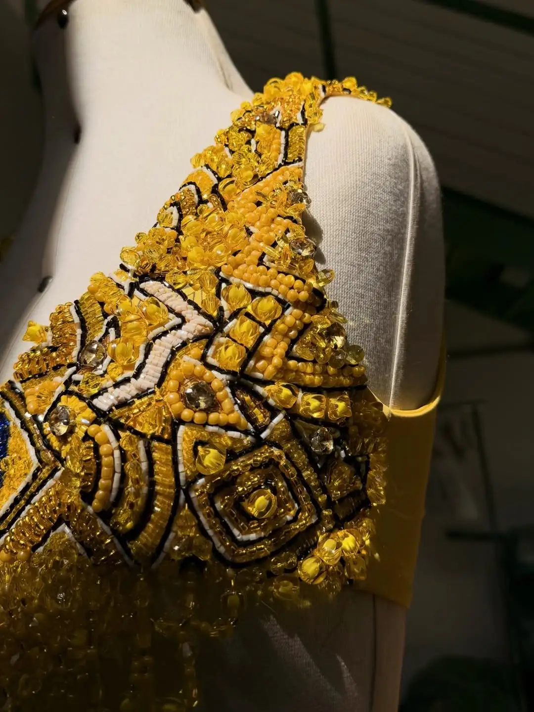 Nosso bordado mineiro no palco de Copacabana.@shakira veste um figurino exclusivo HISHA para “Wa (3)