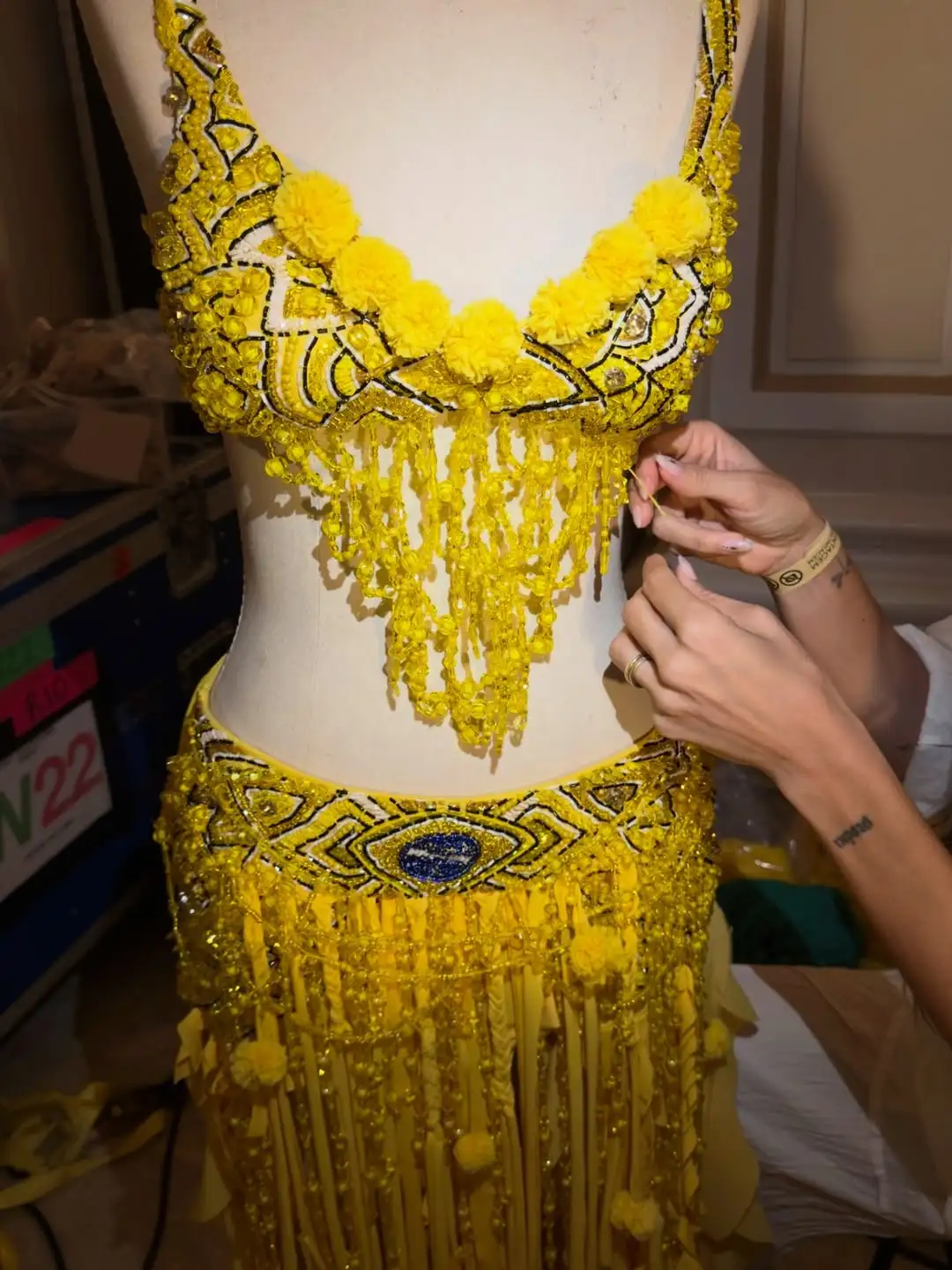 Nosso bordado mineiro no palco de Copacabana.@shakira veste um figurino exclusivo HISHA para “Wa (7)