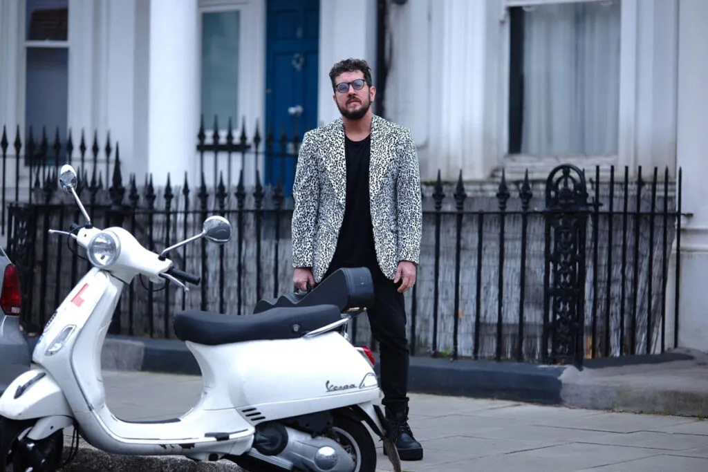 Vocalista do Barão Vermelho, Rodrigo Suricato faz ‘baile’ com pop rock nacional e internacional em Juiz de Fora