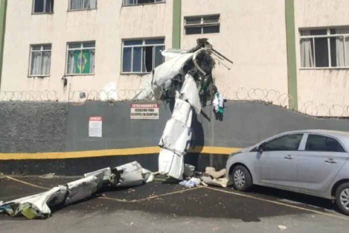 Avião cai e atinge prédio em BH; piloto e copiloto morreram no acidente