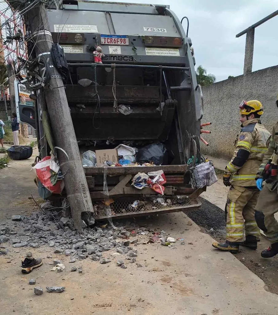Servidor do Demlurb é atropelado por caminhão de coleta e fica esmagado entre veículo e poste