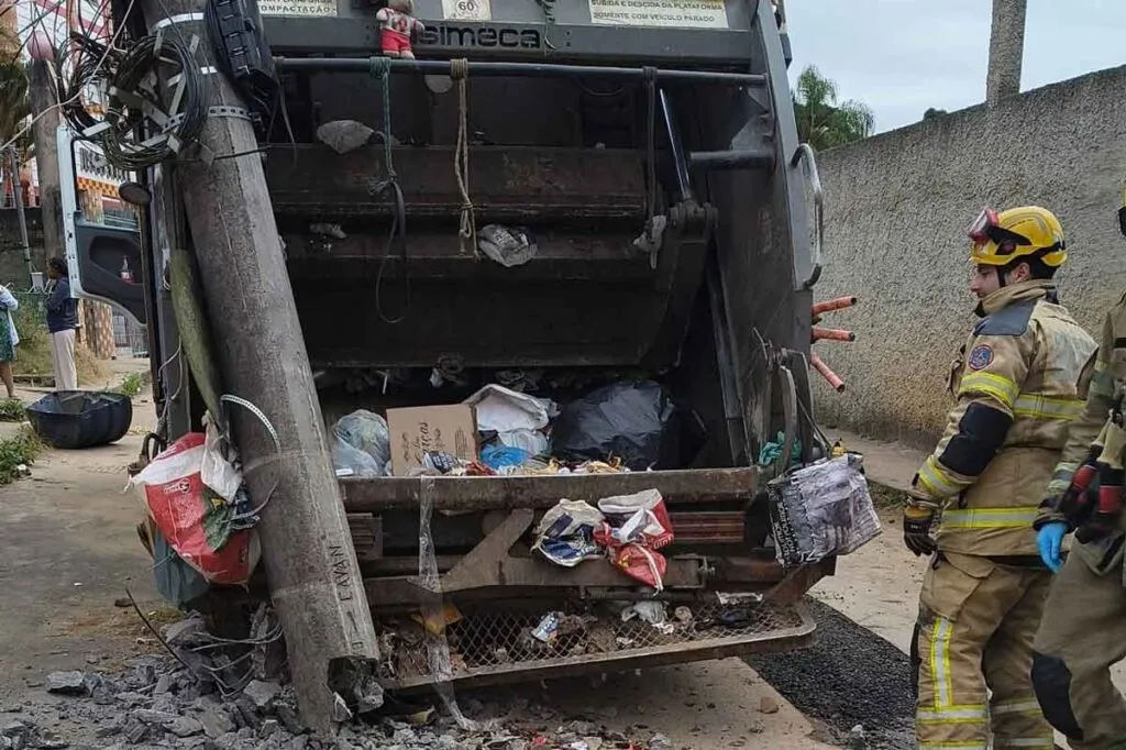 Servidor do Demlurb é atropelado por caminhão de coleta e fica esmagado entre veículo e poste