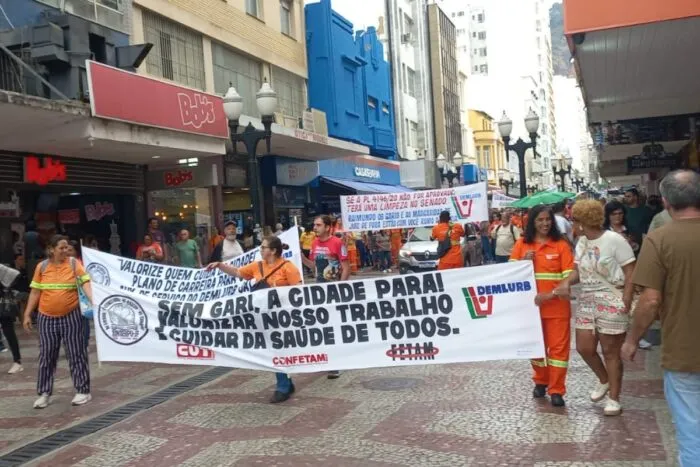 Garis de Juiz de Fora se mobilizam por piso nacional da categoria 1 Garis de Juiz de Fora se mobilizam por piso nacional da categoria