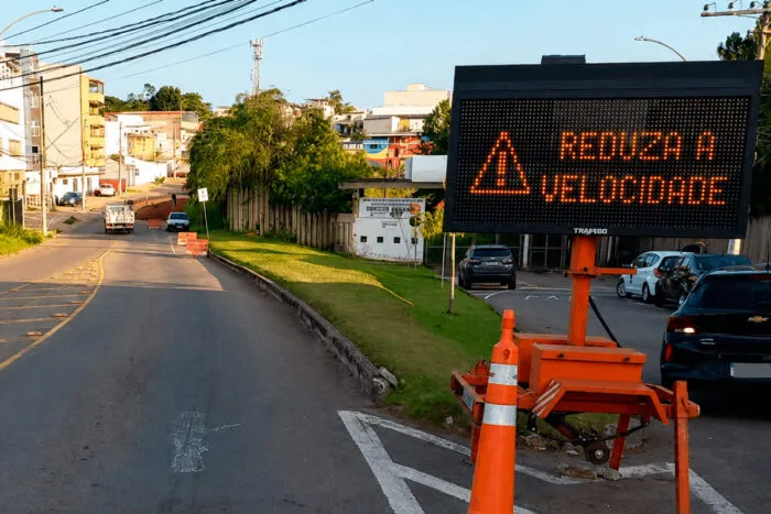 Avenida Eugênio do Nascimento tem trânsito alterado em função de obras da Cesama 1 ChatGPT Image 2 de jun