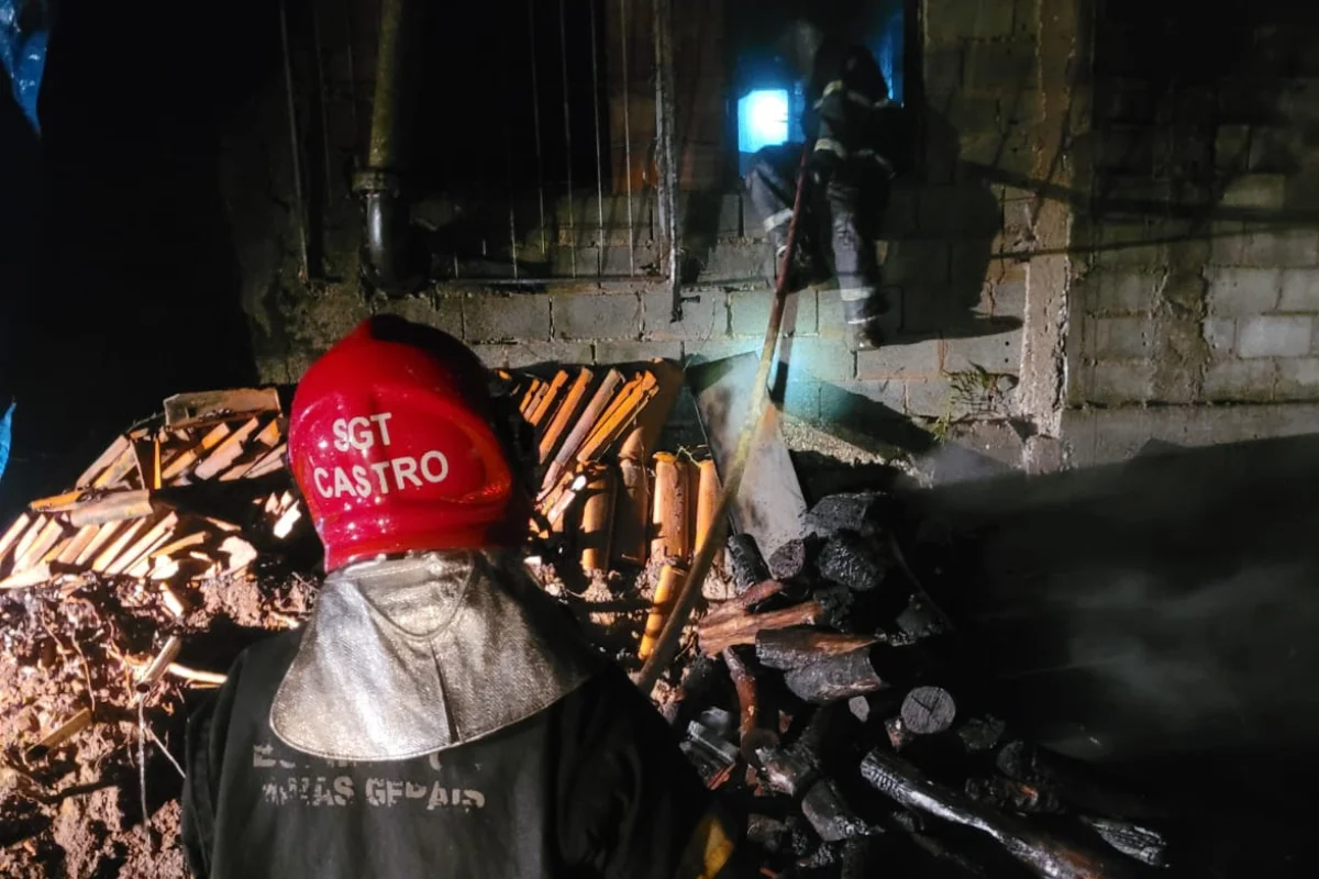 Acúmulo de materiais inflamáveis aumenta riscos durante incêndio em residência 1 Acúmulo de materiais inflamáveis aumenta risco durante incêndio em residência