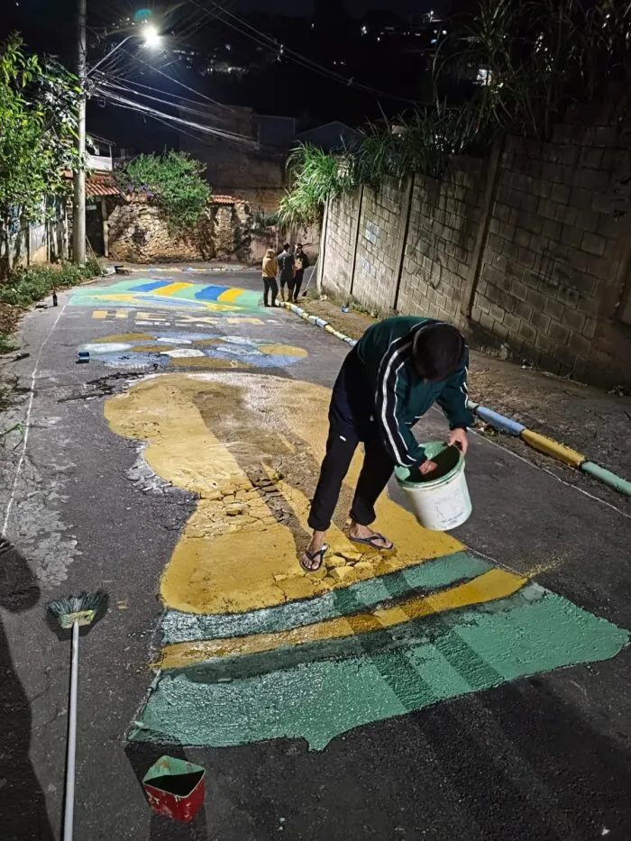 Universitários resgatam tradição das ruas pintadas para a Copa do Mundo em cidade mineira 3 Universitários resgatam tradição das ruas pintadas para a Copa do Mundo em cidade mineira