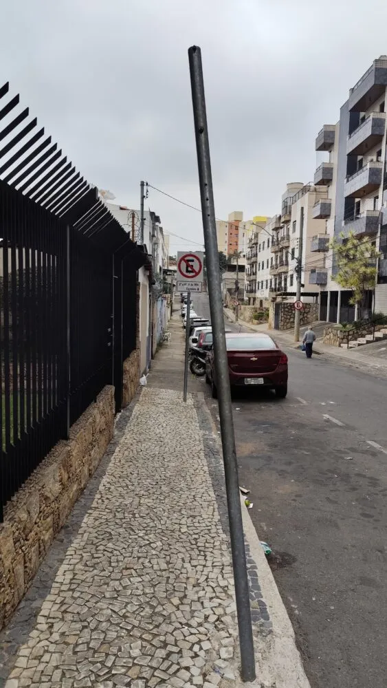 Estrutura sem placa compromete sinalização em rua no São Mateus 1 IMG 20260709 085408.jpg