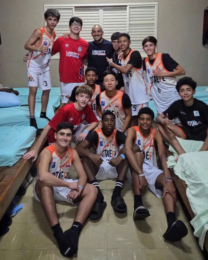 Pódio e encontro com ex-NBA: sub-14 do Jotaefe Basquete encerra participação em torneio em São Paulo 2 Pódio e encontro com Alex 'O Brabo': Jotaefe Basquete encerra participação em torneio em São Paulo