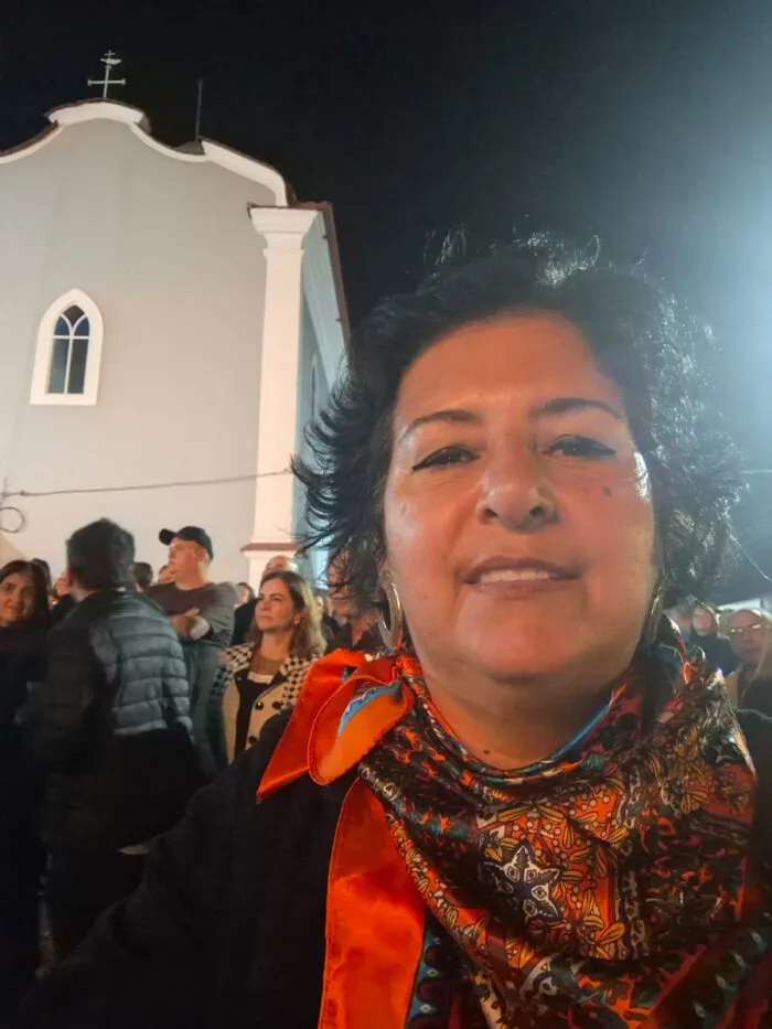 Artesã da Zona da Mata cria vestes para o Menino Jesus de Praga 3 Túnicas criadas e bordadas por Cristina Galguer foram abençoadas na República Tcheca e já vestem o Menino Jesus de Praga