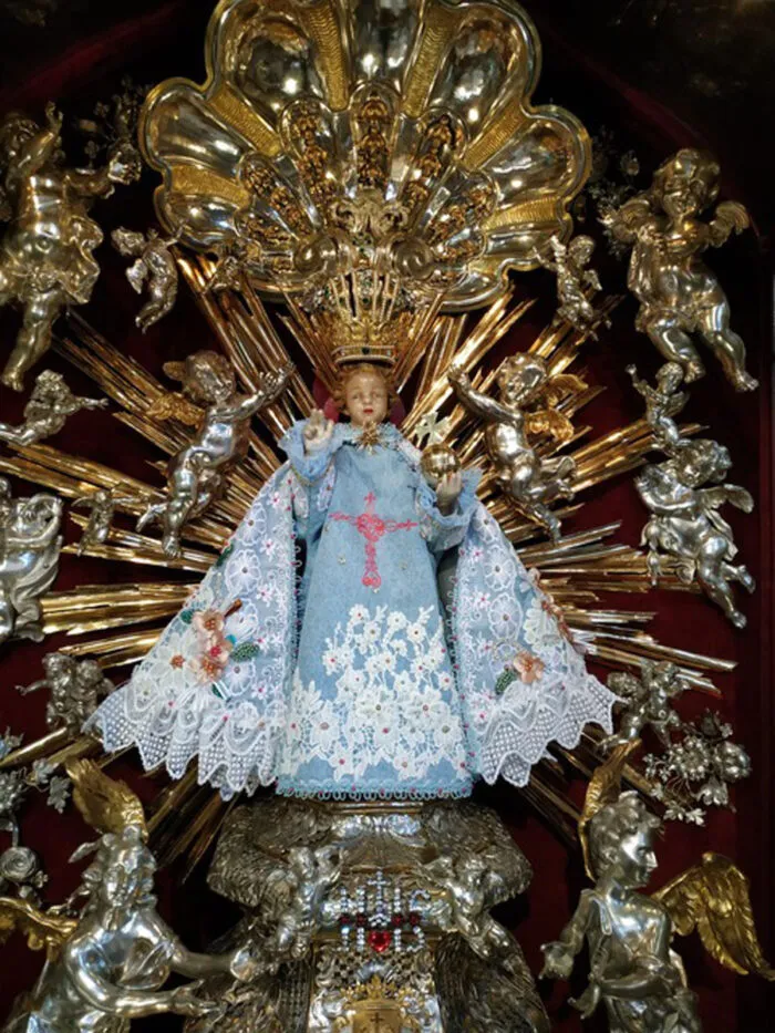 Artesã da Zona da Mata cria vestes para o Menino Jesus de Praga 1 Peças feitas à mão reúnem símbolos de São João Nepomuceno e de Nepomuk e celebram dez anos de parceria cultural entre as cidades