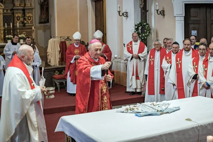 Artesã da Zona da Mata cria vestes para o Menino Jesus de Praga 2 Peças feitas à mão reúnem símbolos de São João Nepomuceno e de Nepomuk e celebram dez anos de parceria cultural entre as cidades