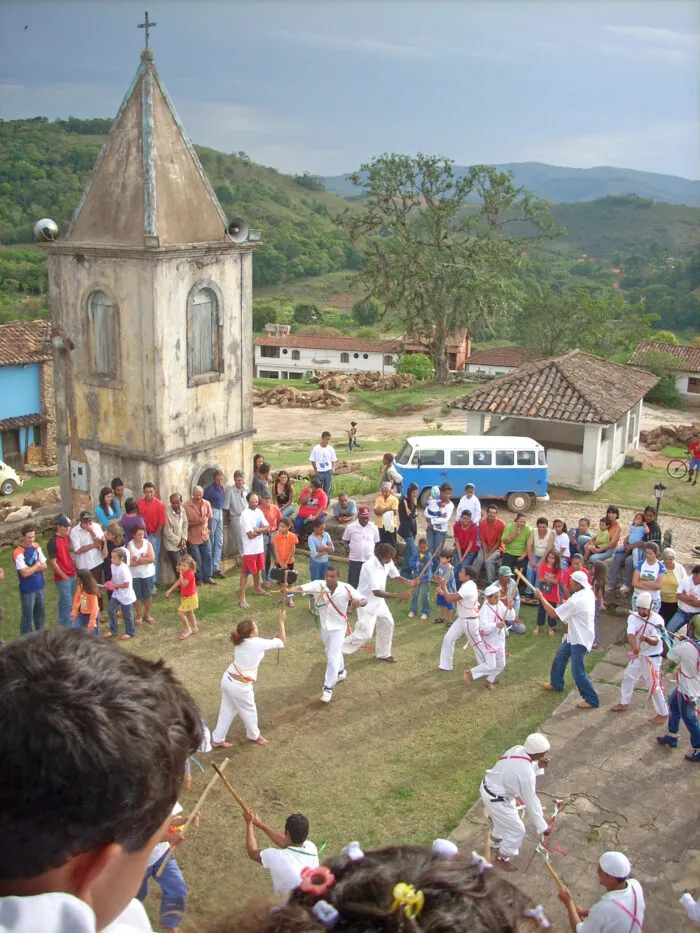 O que faz de Conceição do Ibitipoca candidata a melhor vila turística do mundo? Descubra em 6 curiosidades 4 Vila de Conceicao do Ibitipoca danca do congado e mocambique 2007 Foto Leonardo Costa 01.jpg