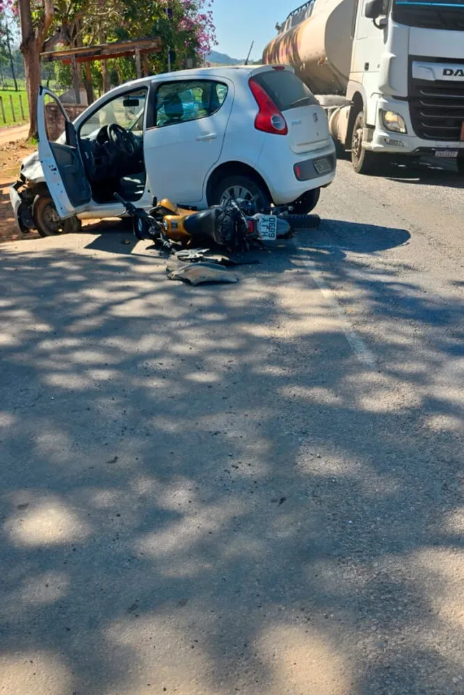 Colisão na MG-133 deixa motociclista e passageiro feridos 1 acidente carro motocicleta prf rodovia