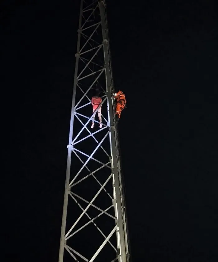 Homem é resgatado por bombeiros após escalar 40 metros em torre de telefonia 1 Homem é resgatado por bombeiros após escalar 40 metros em torre de telefonia