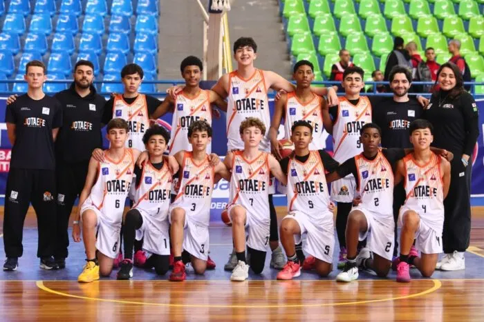 Pódio e encontro com ex-NBA: sub-14 do Jotaefe Basquete encerra participação em torneio em São Paulo 1 Pódio e encontro com Alex 'O Brabo': Jotaefe Basquete encerra participação em torneio em São Paulo