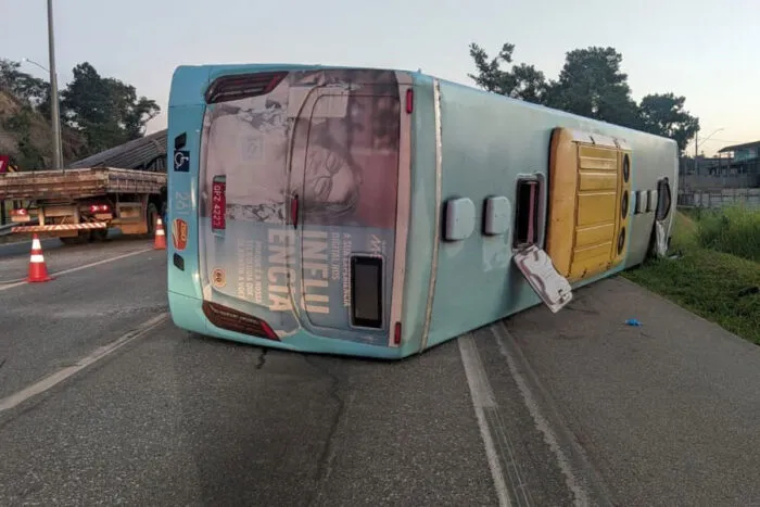 onibus tombado foto bombeiros telegram.jpg destacada